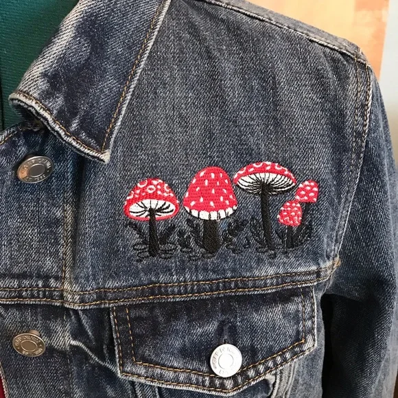 SOLD! OOAK Upcycled embroidered Gap denim jacket - Picture 4 of 9
